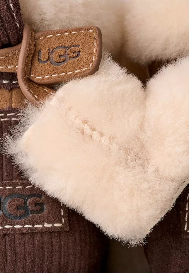 UGG Kadın Yüksek Bilekli Dışı Süet İçi Yün Logo Aksesuarlı Taba Bot & Bootie 1180434-CHESTNUT