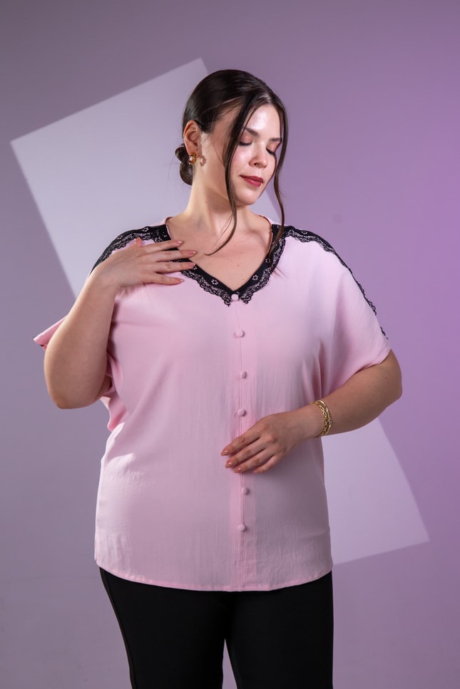 Büyük Beden 3331026 V Yaka Dantelli Bluz  Pembe