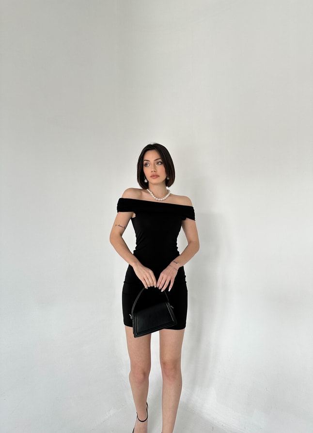 Kayık Yaka Siyah Elbise 