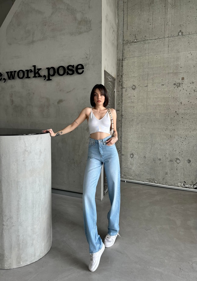 Mona Straight Fit Jean