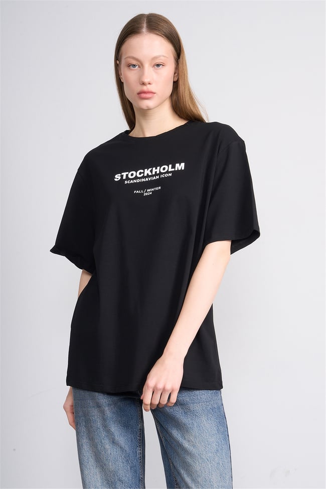 Helly Y25 Mb-6056 Siyah Kadın Stockholm Yazı Baskılı T-Shirt
