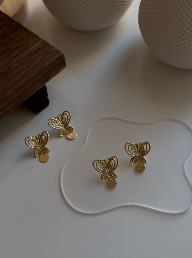 Altın Kelebek Figürlü Minimal Kadın Küpe