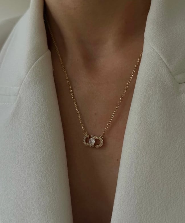 Altın Ton Kilit Detaylı Işıltılı Minimal Kadın Kolye