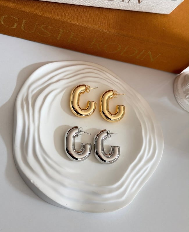 Bold U Hoop Çelik Küpe – Gold & Silver