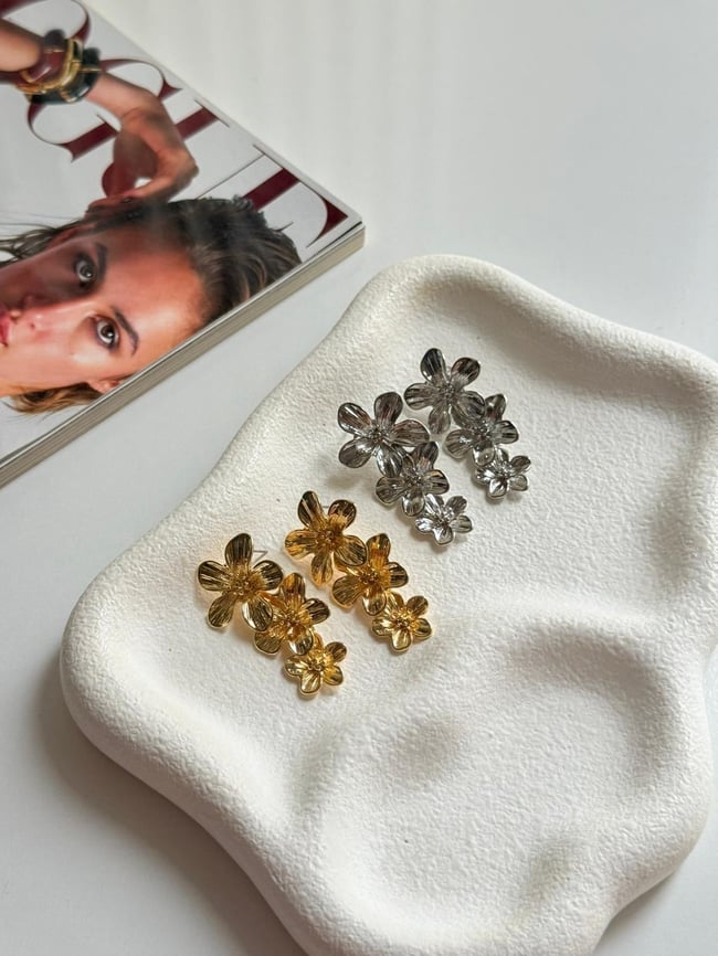 Çiçek Formlu Çok Katlı Sallantılı Küpe (Gold & Silver)