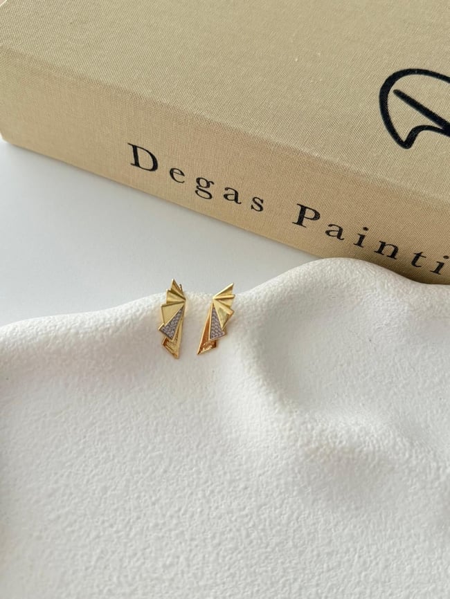 Geometrik Zirkon Detaylı Altın Kaplama Minimal Çivi Küpe