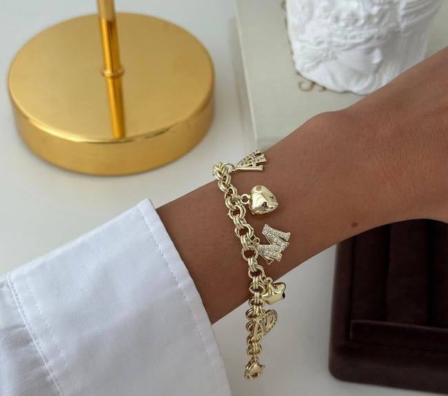 Kalp ve Harf Figürlü Gold Charm Bileklik