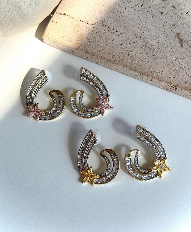 Lilya Çiçek Detaylı Zirkon Taşlı Modern Küpe