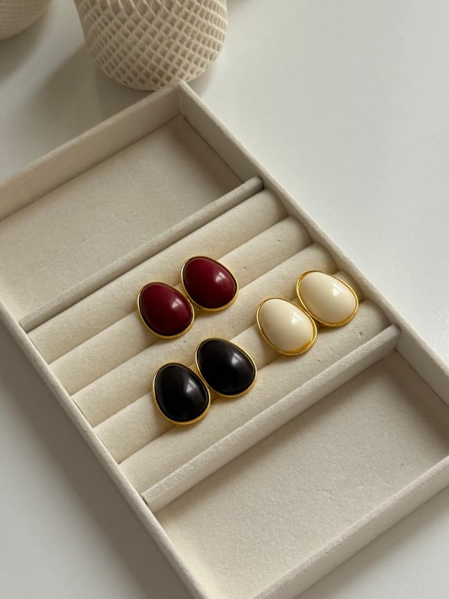 Oval Taş Detaylı Altın Çerçeve Minimal Kadın Küpe