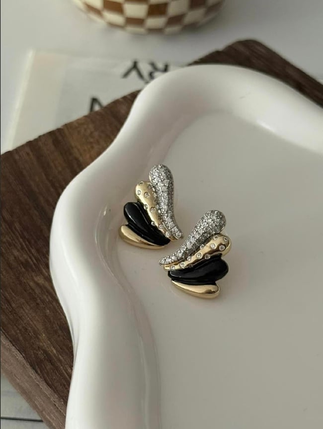 Siyah Detaylı Taşlı Gold Modern Küpe