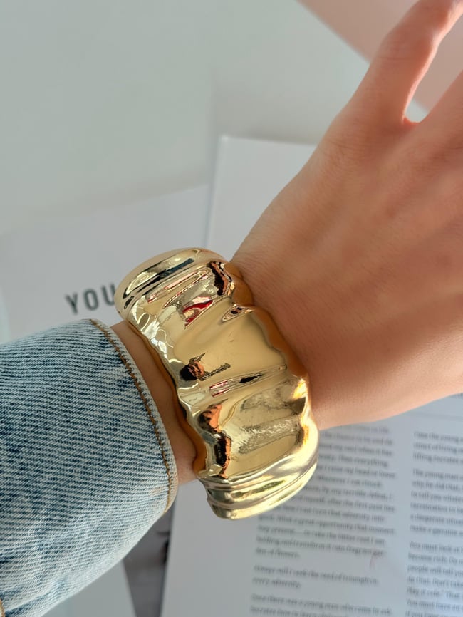 Wave Akışkan Form Gold Kelepçe Bileklik