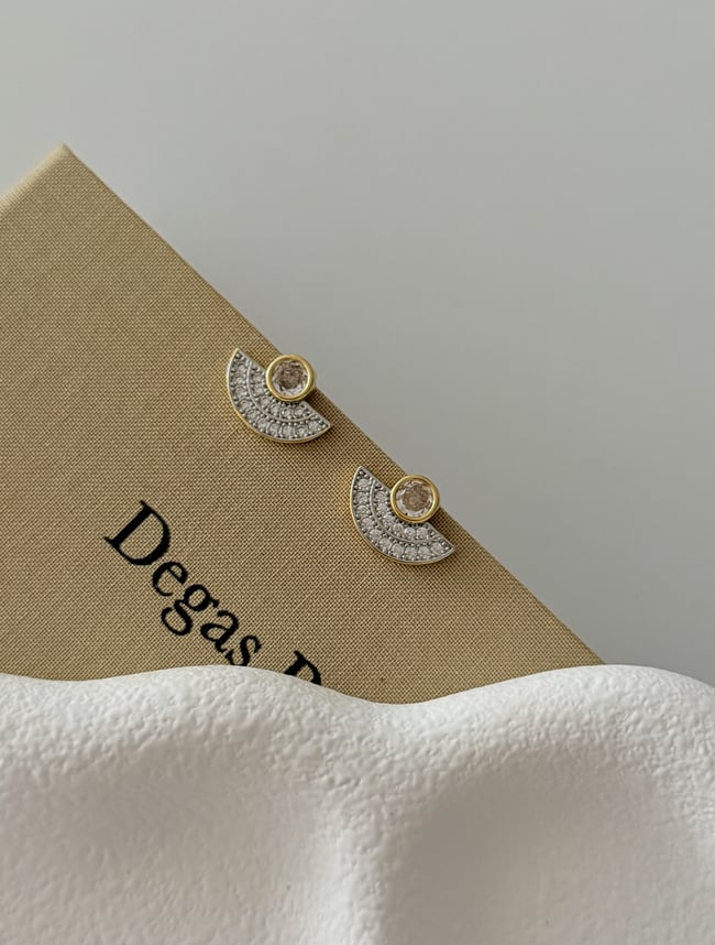 Yarım Ay Formlu Zirkon Taşlı Gold Detaylı Çivi Küpe