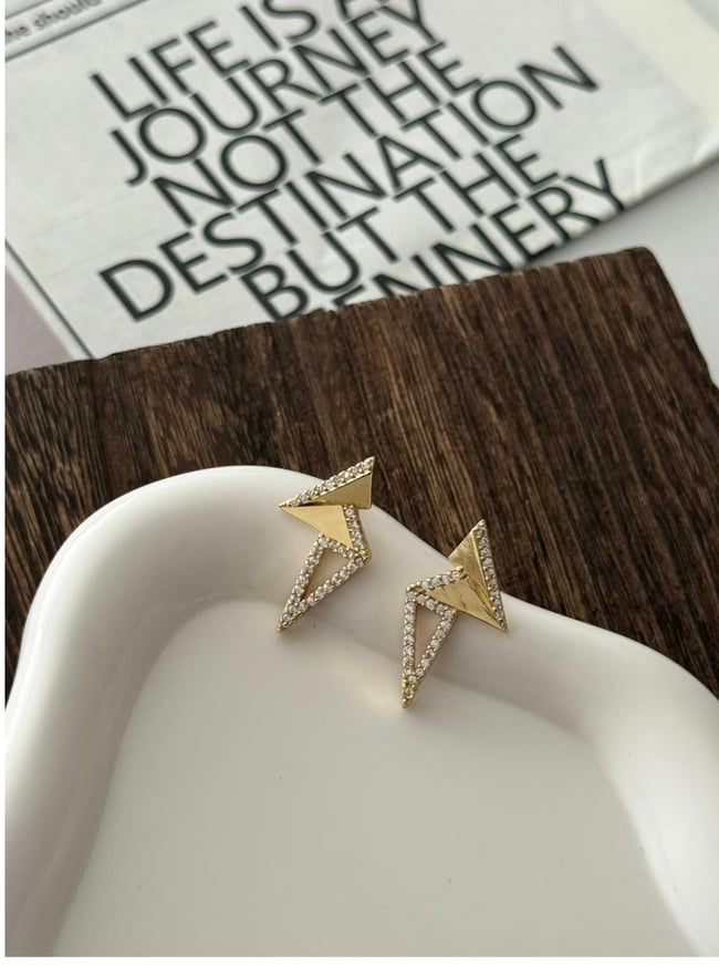 Zigzag Taşlı Gold Geometrik Küpe