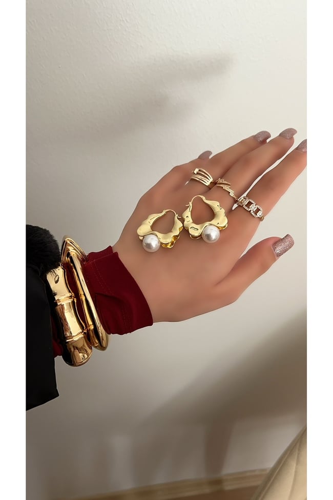 Vip Seri Gold Dalgalı Detaylı Tek İncili Halka Küpe