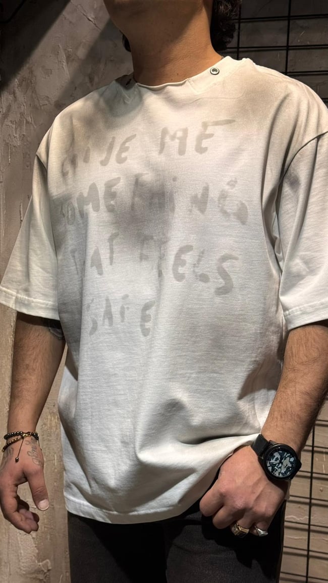 Beyaz Yaka Detaylı Spreyli Oversize T-shirt