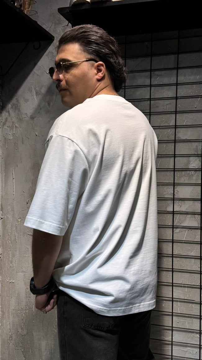Beyaz Yaka Detaylı Spreyli Oversize T-shirt