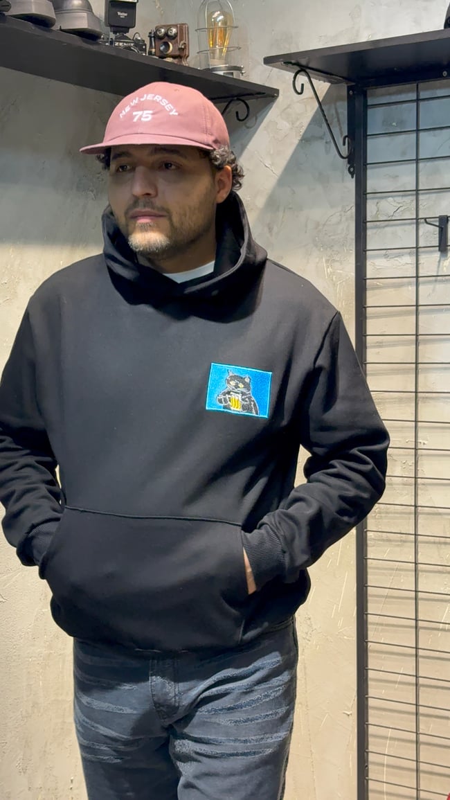 Bira İçen Kedi Nakışlı Siyah Hoodie
