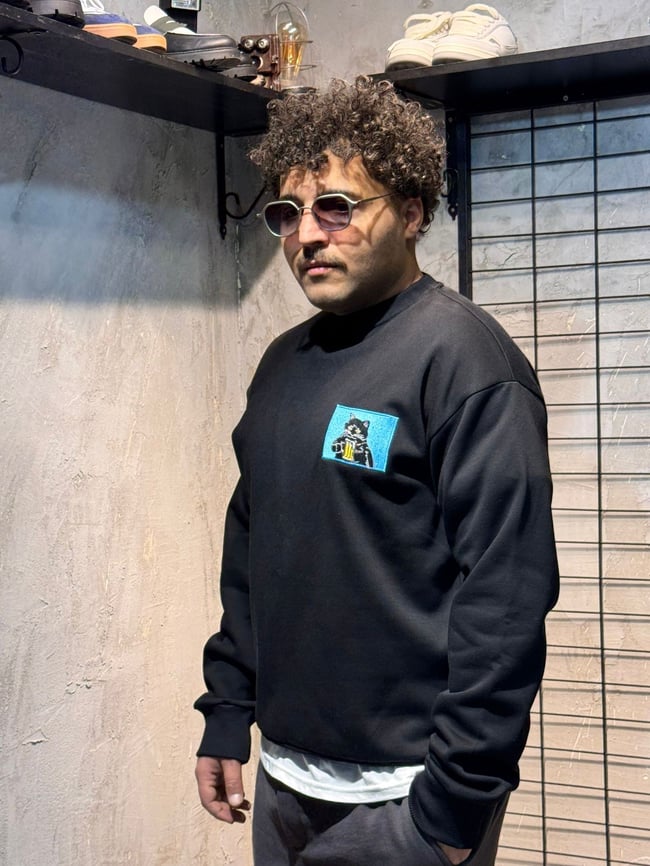 Bira İçen Kedi Nakışlı Siyah Sweatshirt