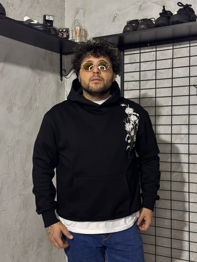 Çiçek Nakışlı Siyah Hoodie