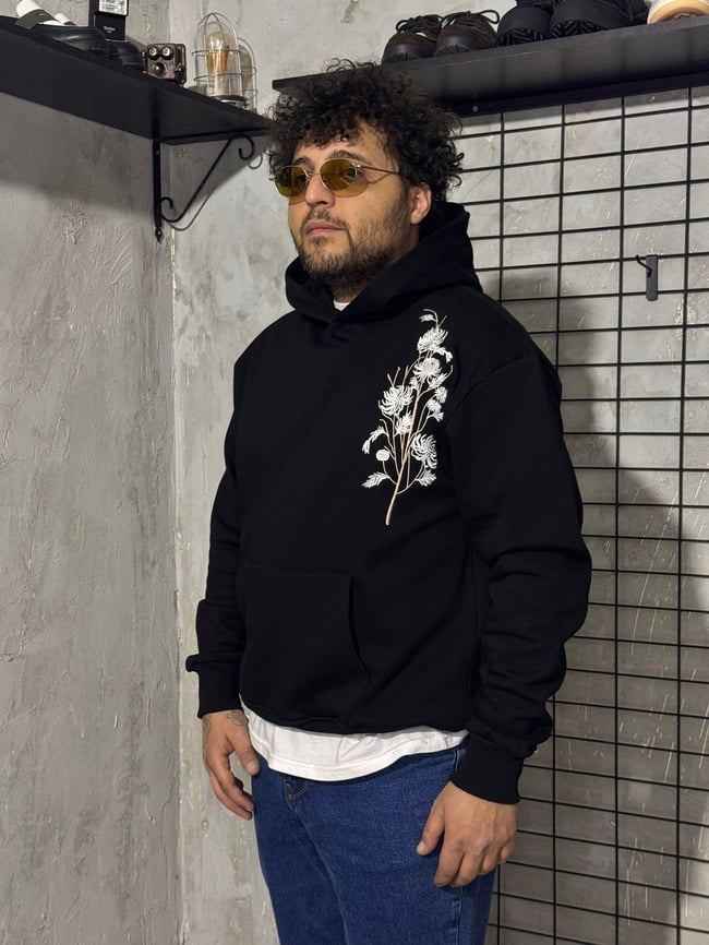 Çiçek Nakışlı Siyah Hoodie