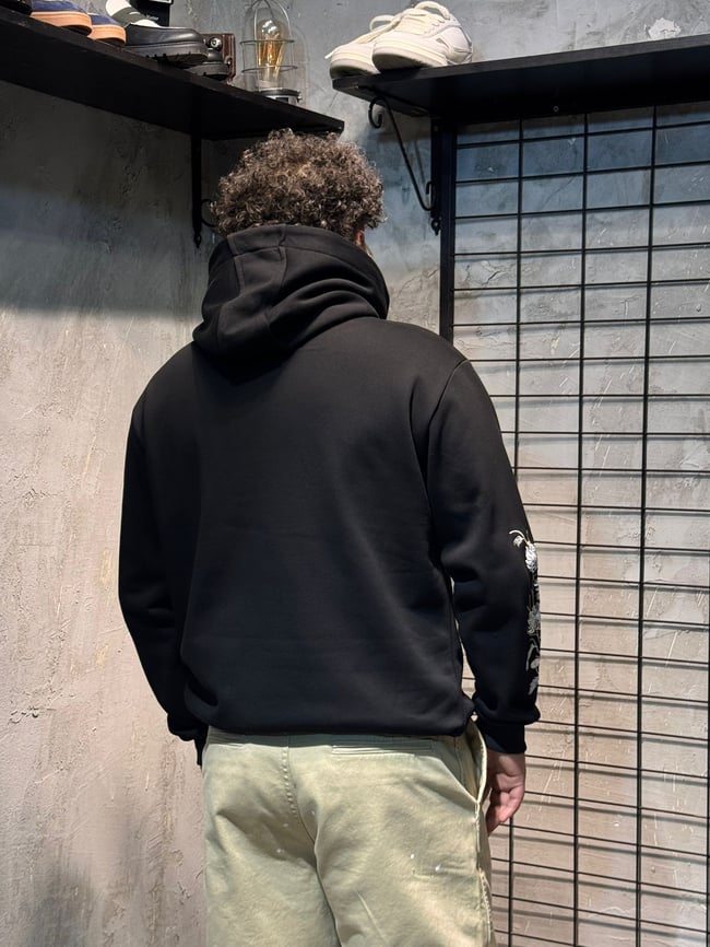 Kolu Çiçek Nakışlı Siyah Hoodie