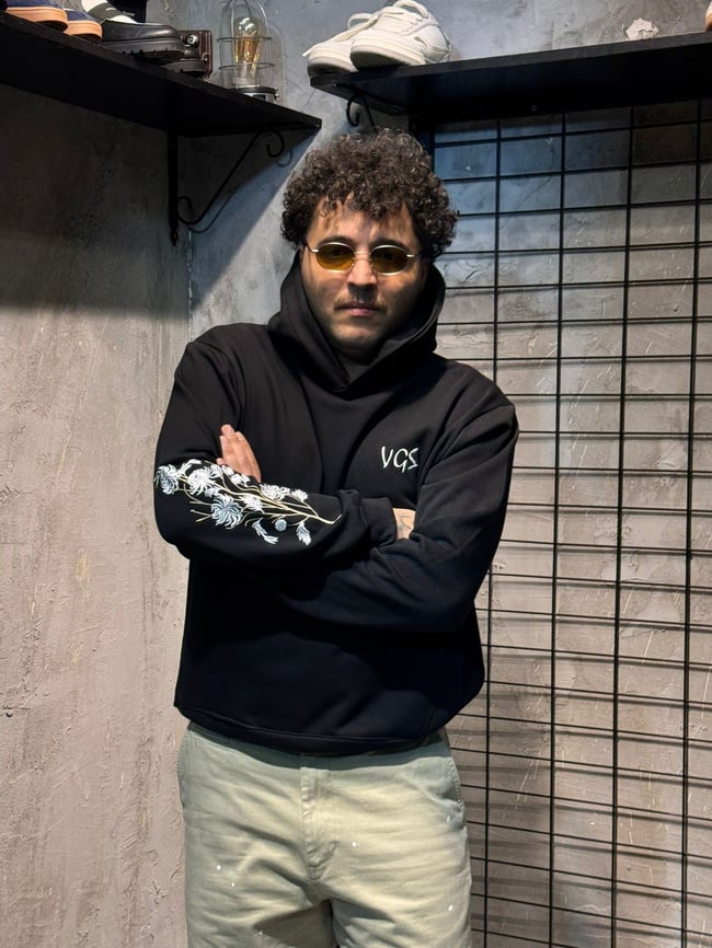 Kolu Çiçek Nakışlı Siyah Hoodie