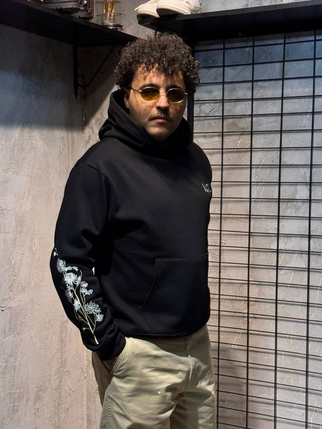Kolu Çiçek Nakışlı Siyah Hoodie