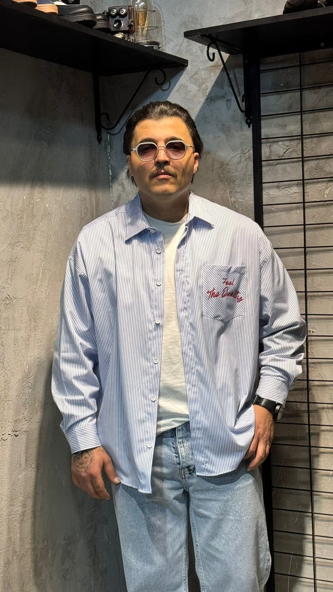 Mavi Beyaz Çizgili Sırt Baskılı Uzun Kol Gömlek