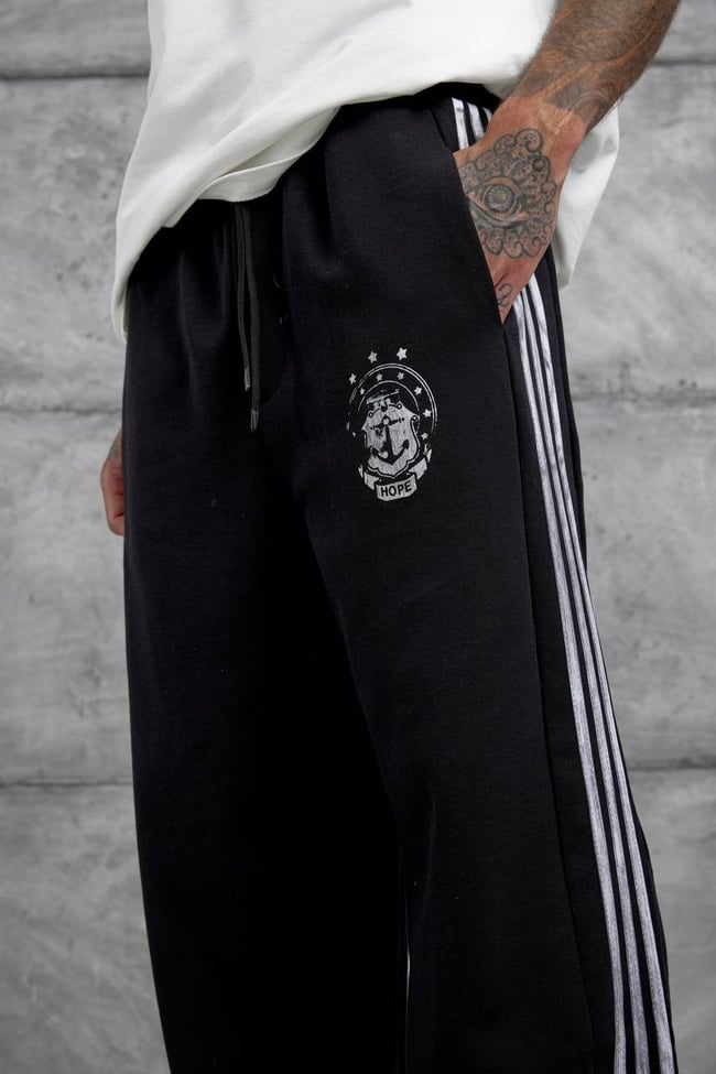 Siyah Çizgili Arma Detaylı Baggy Eşofman