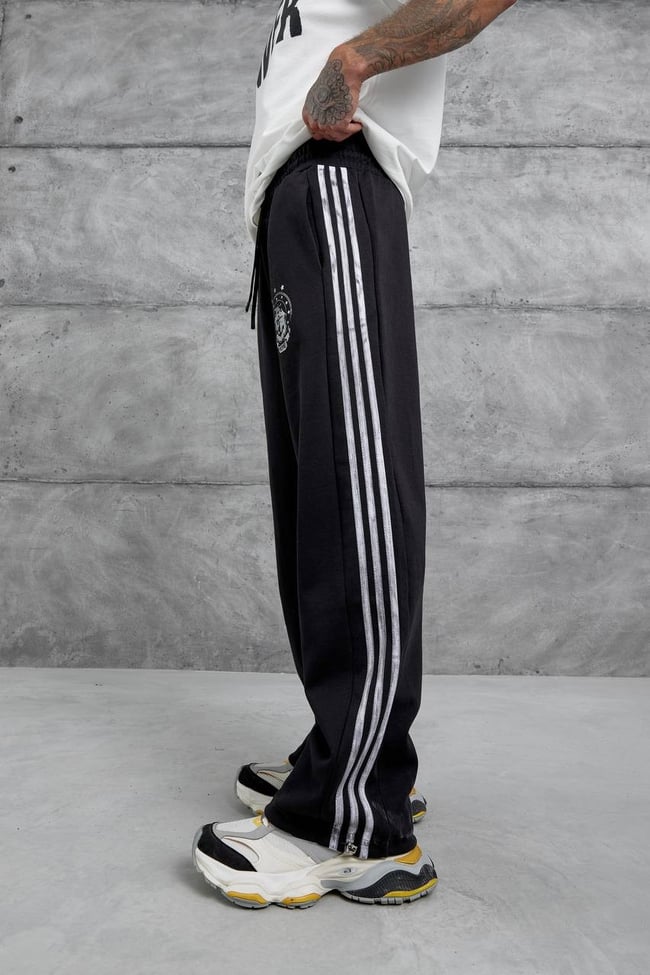 Siyah Çizgili Arma Detaylı Baggy Eşofman