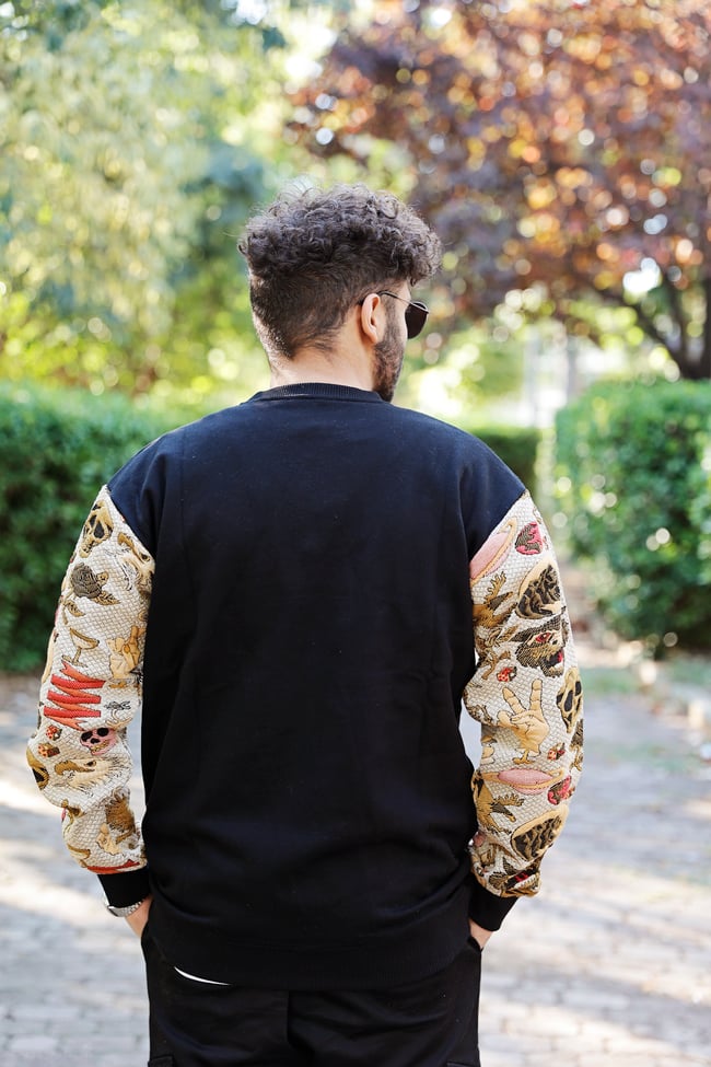 Siyah Kolları Desenli Hoodie