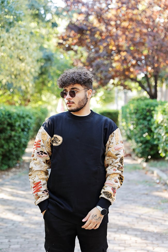 Siyah Kolları Desenli Hoodie