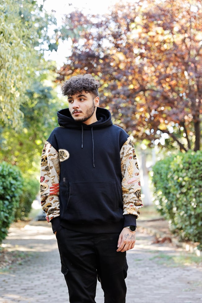 Siyah Kolları Desenli Hoodie