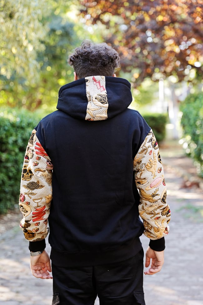 Siyah Kolları Desenli Hoodie
