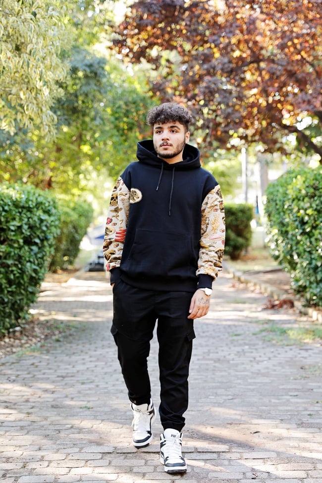 Siyah Kolları Desenli Hoodie