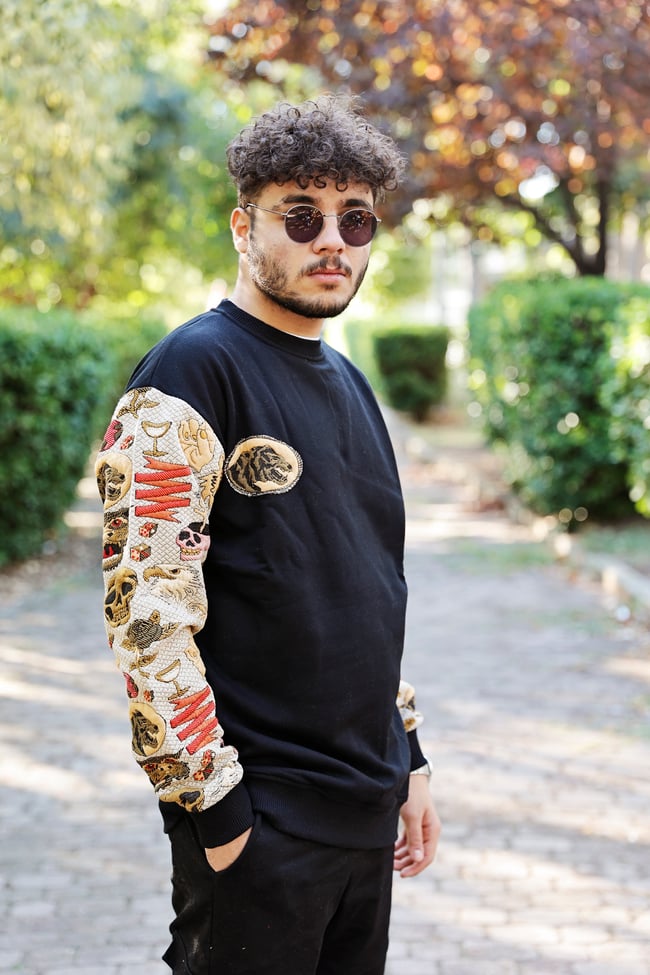 Siyah Kolları Desenli Hoodie