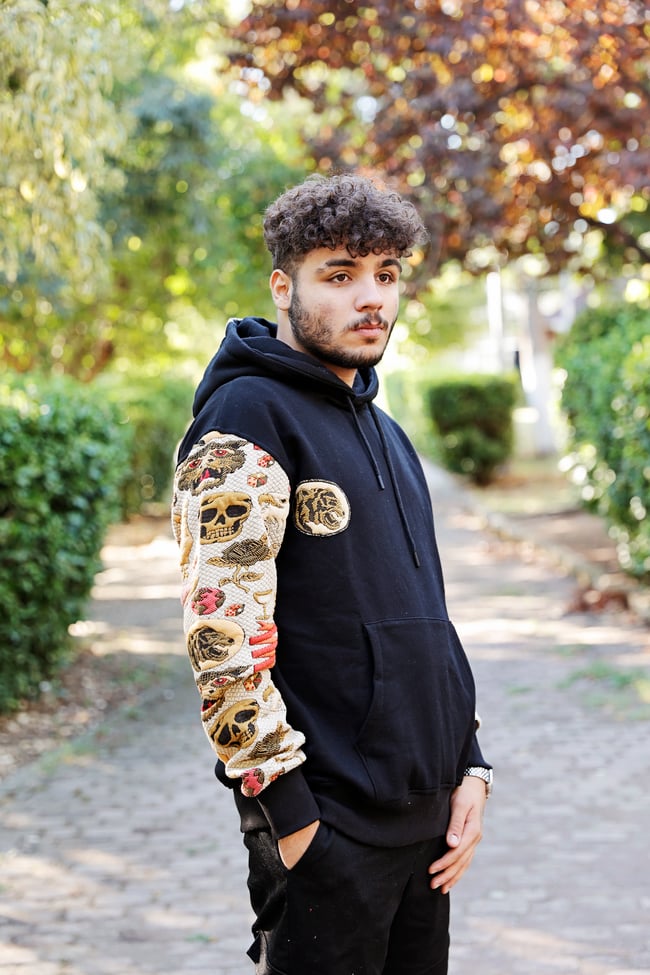 Siyah Kolları Desenli Hoodie