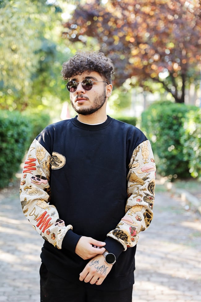 Siyah Kolları Desenli Hoodie