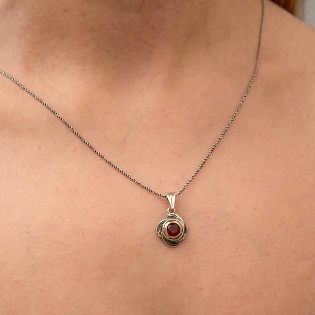 Gümüş Kırmızı Taşlı Gül Model Kadın Kolye
