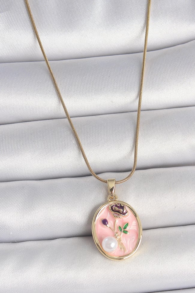 316L Çelik Gold Renk Zincir Pembe Çiçek İşlemeli İnci Detay Portre Model Kadın Kolye