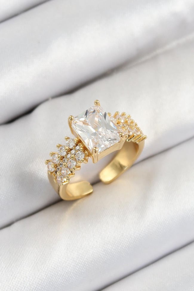 Pirinç  Büyük Zirkon Taşlı Model Gold Renk Kadın Yüzük