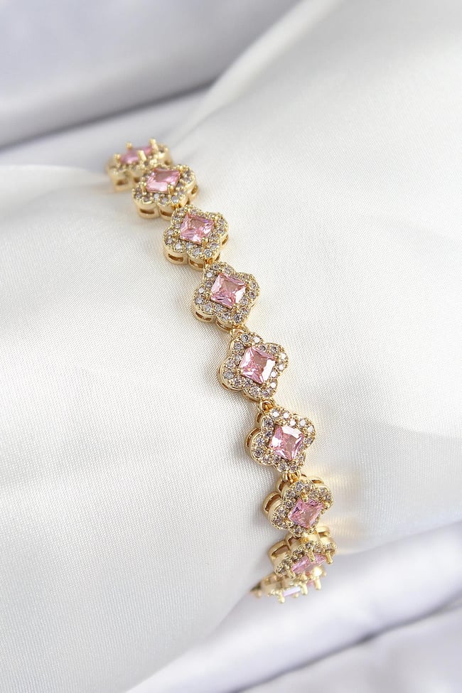 Pirinç Zirkon Taşlı Pembe Yonca Baget Model Gold Renk VIP Seri Kadın Bileklik