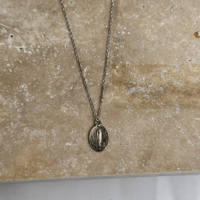 Balık Figürlü Dövme Dokulu Oval Plaka Silver Kolye