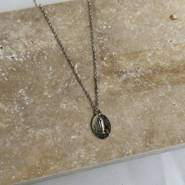Balık Figürlü Dövme Dokulu Oval Plaka Silver Kolye