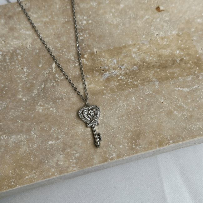 Kalp Detaylı Zirkon Taşlı Anahtar Silver Kolye