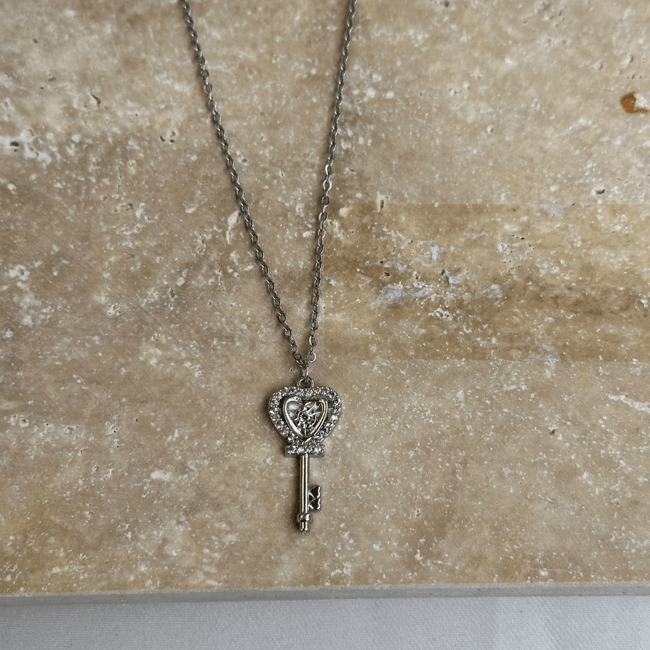 Kalp Detaylı Zirkon Taşlı Anahtar Silver Kolye