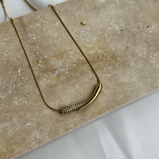 Parlak Taşlı Asimetrik Boru Detaylı Yılan Zincir Gold Kolye