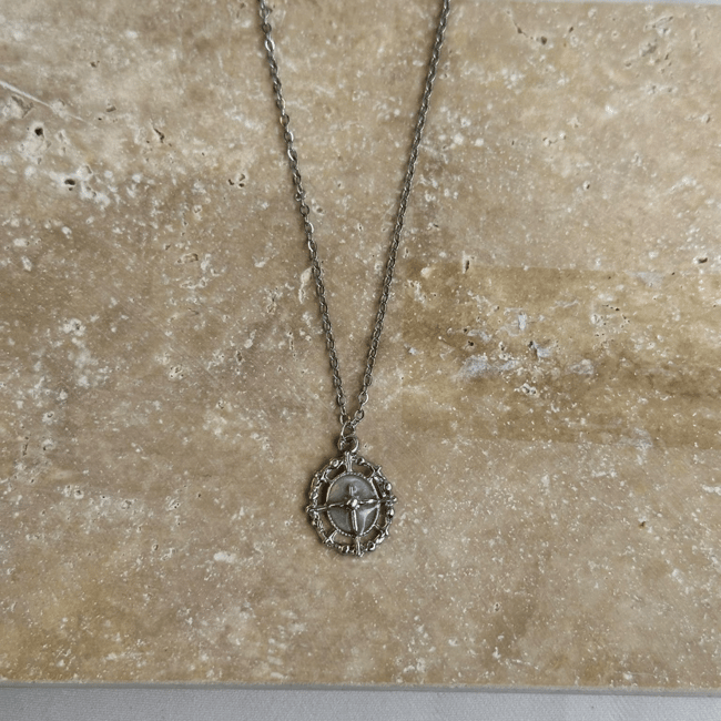 Sedef Göbekli Pusula Yıldızı Kabartmalı Silver Kolye