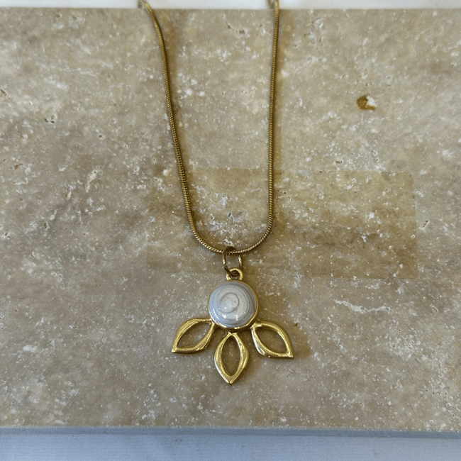 Sedefimsi İnci Taşlı Lotus Yaprağı Gold Kolye