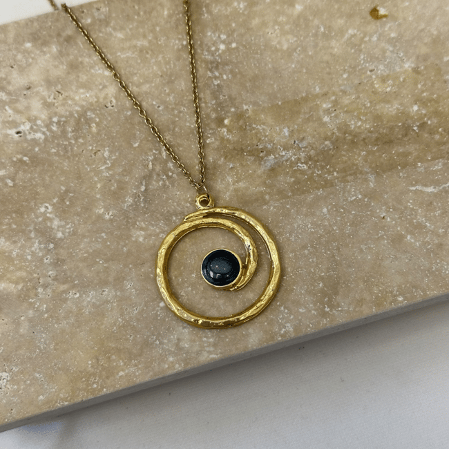 Siyah Taşlı Spiral Halka Dokulu Gold Kolye